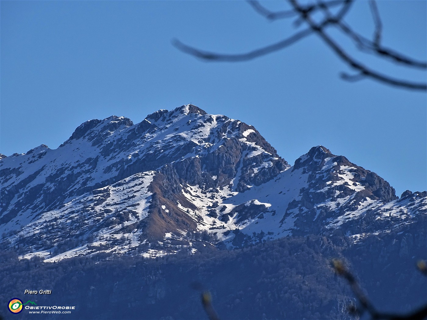 35 Zoom sulla cima d'Alben (2020 m) ancora innevata.JPG